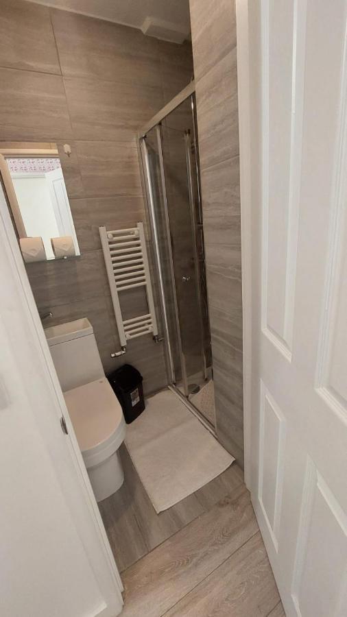 Double En-Suite Room Available In 3 Bed Apt London Exteriör bild
