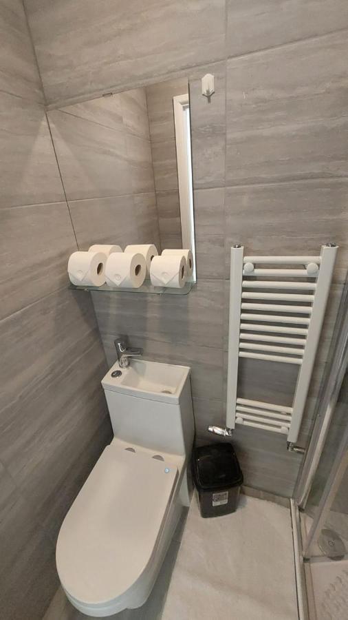 Double En-Suite Room Available In 3 Bed Apt London Exteriör bild
